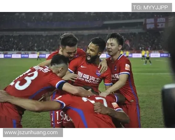 广州恒大主场迎战重庆当代争夺中超联赛关键三分的激烈对决